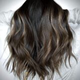 À Bern, notre coiffeur expert réalise des mèches blondes, des balayages sublimes et la technique Air Touch Balayage pour un style unique.